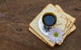 stillleben mit wein und matzoh jüdisches passahbrot foto