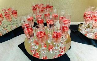 erdbeere, die in ein glas champagner spritzt foto