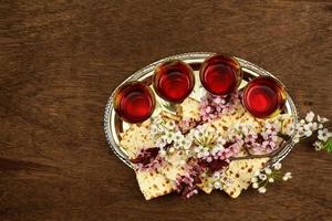 Pessach-Stillleben mit Wein und Mazze jüdisches Passahbrot foto