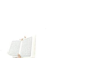 mann, der einen koran liest, bereit für ramadan foto