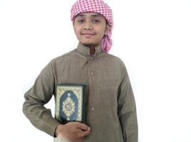 mann, der koran hält und liest. islamischer Hintergrund foto