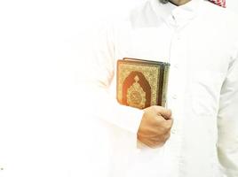 mann, der einen koran liest, bereit für ramadan foto