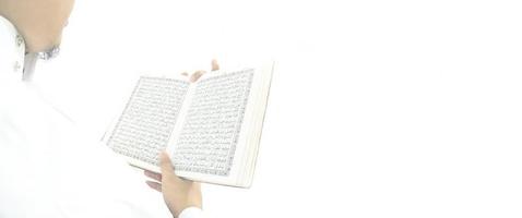 mann, der einen koran liest, bereit für ramadan foto