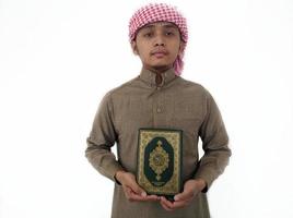 mann, der koran hält und liest. islamischer Hintergrund foto