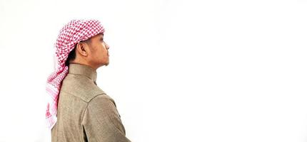 ein muslimischer Mann, der ein Gewand und einen Turban trägt foto