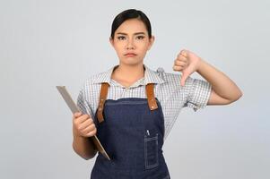 Porträt einer jungen asiatischen Frau in einheitlicher Pose der Kellnerin mit Klemmbrett foto