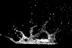 Spritzwasser auf schwarzem Hintergrund. wasserspritzer erfrischender schwarzer hintergrund foto