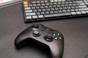 Samutprakarn Thailand 23. Januar 2023 Hand, die ein drahtloses Gamepad für die Xbox One hält, eine Heimvideospielkonsole, die von Microsoft hergestellt wird. schwarzer Xbox-Gamecontroller. foto