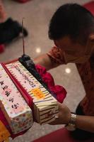 bandung, indonesien, 2020 - die gemeinde betet gemeinsam mit den mönchen am buddhistischen altar foto