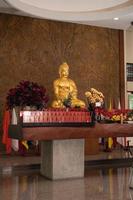 bandung, indonesien, 2020 - die architektur des buddha-tempels mit chinesischen ornamenten wie roten farben erstaunt die buddhistischen menschen beim beten foto