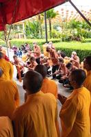 bandung, indonesien, 2020 - die mönche in orange rob stehen in ordnung, während sie zum gott am altar im buddha-tempel beten foto