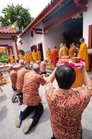 bandung, indonesien, 2020 - die gemeinde betet gemeinsam mit den mönchen am buddhistischen altar foto