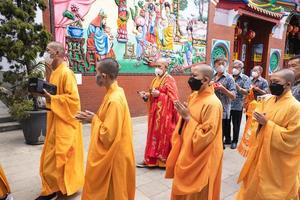 bandung, indonesien, 2020 - die mönche gingen zusammen, um den tempel zu besuchen, bevor die betenzeremonie im buddha-tempel begann foto