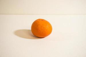 Orangenfrucht Nahaufnahme der natürlichen Mandarinenfrucht, isoliert auf weißem Hintergrund. foto