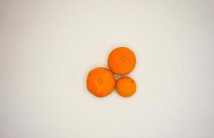 Orangenfrucht Nahaufnahme der natürlichen Mandarinenfrucht, isoliert auf weißem Hintergrund. foto