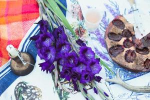 nahaufnahme picknick-arrangement mit witzigem vibes-konzeptfoto foto