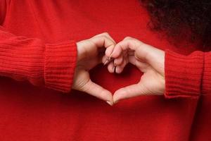 Herzform Handzeichen Valentinstag Konzept foto