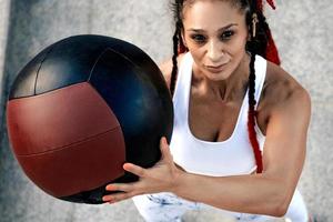 Sicht von oben. sportliche Frau mit Medizinball. Kraft und Motivation. Foto einer sportlichen Frau in modischer Sportbekleidung