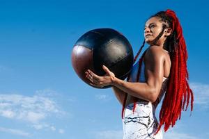 Hintergrund Himmel. sportliche Frau mit Medizinball. Kraft und Motivation. Foto einer sportlichen Frau in modischer Sportbekleidung