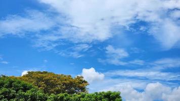 Cumulus-Wolken in einem blauen Himmel während der Tageszeit. natürlicher Himmelshintergrund und Tapete foto