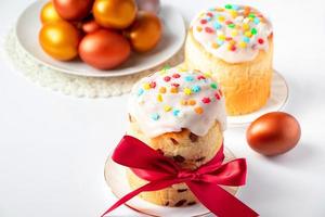 süßer Osterkuchen Panettone mit Zuckerguss und goldenen Eiern. foto