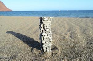 kleine mesoamerikanische Statue am Strand foto