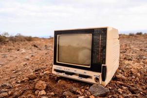Vintage-Fernseher auf dem Boden foto