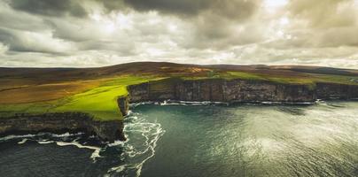 irland dramatische küstenlandschaft. Wellen, die an die felsige Küste schlagen. dramatische wilde irland-schöne küste entlang des wilden atlantikweges foto