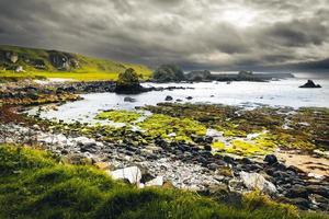 wilde dramatische nordirlandküste in ballintoy. game of thrones drehorte konzept. foto