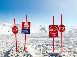 Lawinengefahr übersteigen Pistenschilder in schneebedeckten Bergen in Georgia. Goderdzi-Skigebiet in Hochadscharien foto