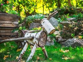 eine Figur aus Holzstämmen im Garten foto