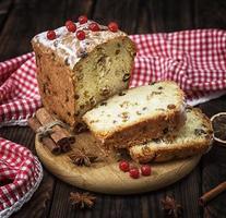 großen Kuchen mit getrockneten Früchten gebacken und in Scheiben geschnitten foto