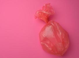 leere plastikmülltüte auf rosa hintergrund foto