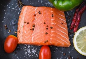 frisches Lachsfilet auf dunklem Hintergrund Nahaufnahme von rohem Lachs Fisch Meeresfrüchte foto