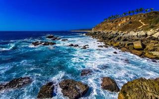 schöne felsen klippen anzeigen wellen am strand puerto escondido mexiko. foto