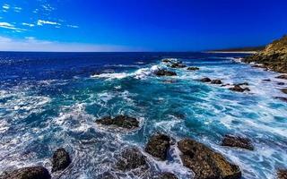 schöne felsen klippen anzeigen wellen am strand puerto escondido mexiko. foto