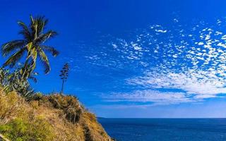 schöne felsen klippen anzeigen wellen am strand puerto escondido mexiko. foto