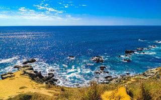 schöne felsen klippen anzeigen wellen am strand puerto escondido mexiko. foto