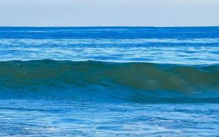 extrem riesige große surferwellen am strand puerto escondido mexiko. foto