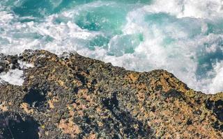 schöne felsen klippen anzeigen wellen am strand puerto escondido mexiko. foto