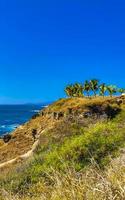 schöne felsen klippen anzeigen wellen am strand puerto escondido mexiko. foto