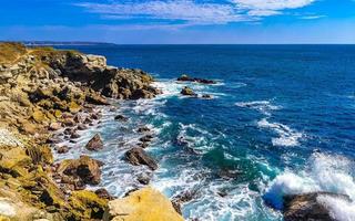 schöne felsen klippen anzeigen wellen am strand puerto escondido mexiko. foto