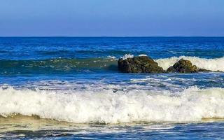 schöne felsen klippen surfer wellen am strand puerto escondido mexiko. foto