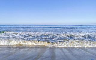 extrem riesige große surferwellen am strand puerto escondido mexiko. foto