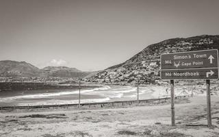 verkehrsschild nach cape point und simons town kapstadt. foto