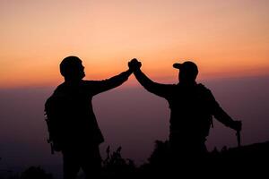 Silhouette der helfenden Hand der Teamarbeit Vertrauenshilfe foto