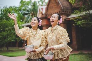 Portrait schöne Frauen beim Songkran-Festival mit traditioneller thailändischer Tracht foto