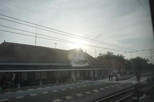 morgendliche Bahnhofsatmosphäre am Bahnhof Weleri, Zentral-Java, Indonesien foto