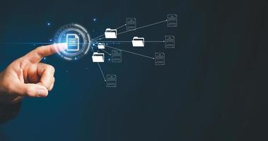 Online-Dokumentationsdatenbank und elektronische Automatisierungsplattform für Prozessdokumente, IT-Mitarbeiter, die mit Dokumentenverwaltungssystem, DMS und Unternehmenstechnologie arbeiten. Erkenntnisse über modernes Management. foto