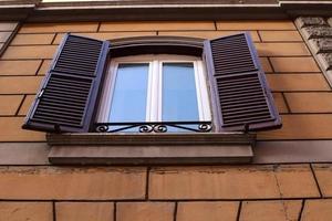 kleines Fenster in der Großstadt. foto